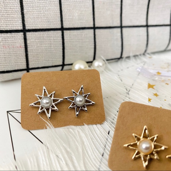 Unique Star Faux Pearl Stud Earrings - Picture 4 of 8